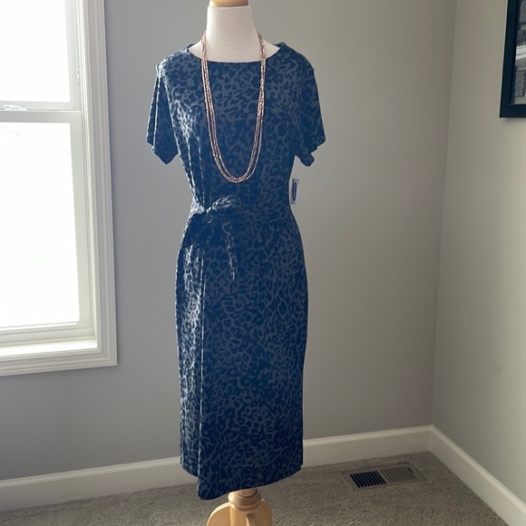 Leopard print short sleeve scoop neck dress with mock belt - Picture 2 of 5
